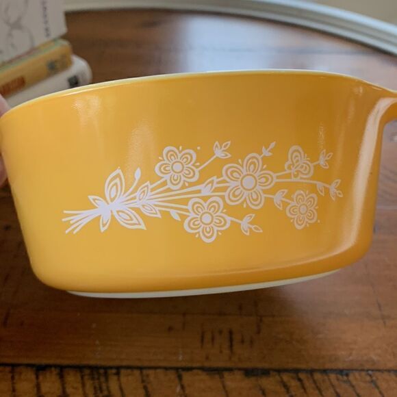 🌞Host Pick 🌞PYREX Gold & white butterfly bowl‎ - Picture 1 of 9